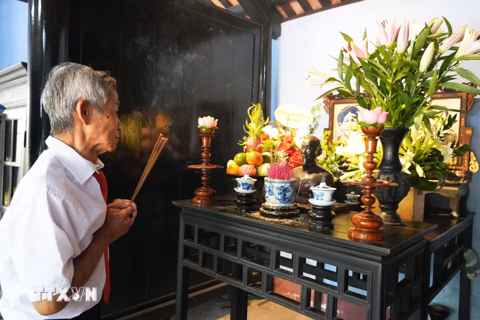 Người dân dâng hương tưởng niệm Bác Hồ tại Nhà lưu niệm thời niên thiếu của Chủ tịch Hồ Chí Minh, số 158 Mai Thúc Loan, phường Phú Xuân, thành phố Huế. (Ảnh: Nguyên Lý/TTXVN)