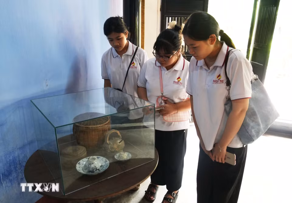 Người dân đến tham quan, tìm hiểu hiện vật tại Nhà lưu niệm thời niên thiếu của Chủ tịch Hồ Chí Minh, số 158 Mai Thúc Loan, phường Phú Xuân, thành phố Huế. (Ảnh: Nguyên Lý/TTXVN)