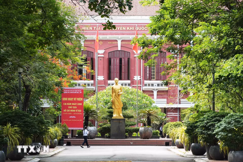 Tượng đài Nguyễn Tất Thành (tên của Bác Hồ khi học ở Trường Quốc Học Huế), được đặt ở trung tâm Trường Quốc Học Huế, số 12 Lê Lợi, phường Thuận Hóa, thành phố Huế. (Ảnh: Nguyên Lý/TTXVN)