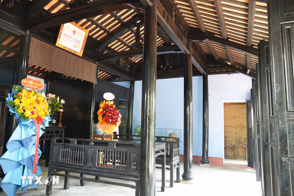 Nhà chính của Nhà lưu niệm thời niên thiếu của Chủ tịch Hồ Chí Minh, số 158 Mai Thúc Loan, phường Phú Xuân, thành phố Huế, được xây dựng ba gian truyền thống. (Ảnh: Nguyên Lý/TTXVN)
