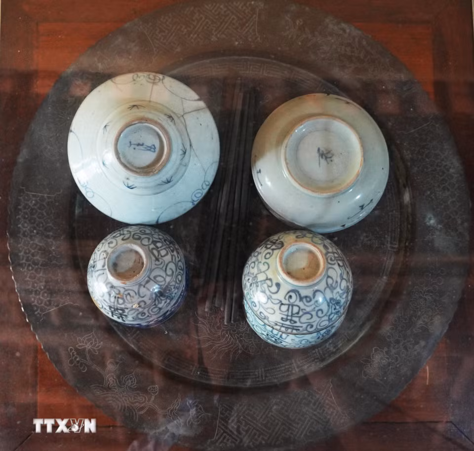 Bộ bát và mâm trong nhà bếp của Nhà lưu niệm thời niên thiếu của Chủ tịch Hồ Chí Minh, số 158 Mai Thúc Loan, phường Phú Xuân, thành phố Huế, là nơi Người đã sống cùng gia đình, từ 1895 - 1901. (Ảnh: Nguyên Lý/TTXVN)