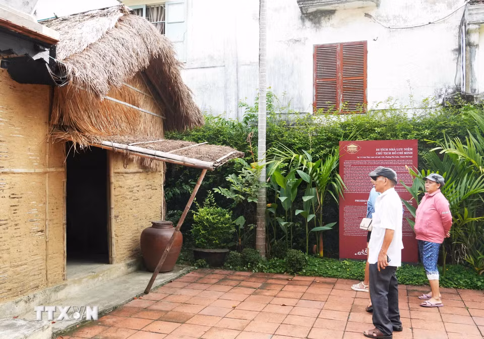Du khách tham quan nhà bếp của Nhà lưu niệm thời niên thiếu của Chủ tịch Hồ Chí Minh, số 158 Mai Thúc Loan, phường Phú Xuân, thành phố Huế, là nơi Người đã sống cùng gia đình, từ 1895 - 1901. (Ảnh: Nguyên Lý/TTXVN)