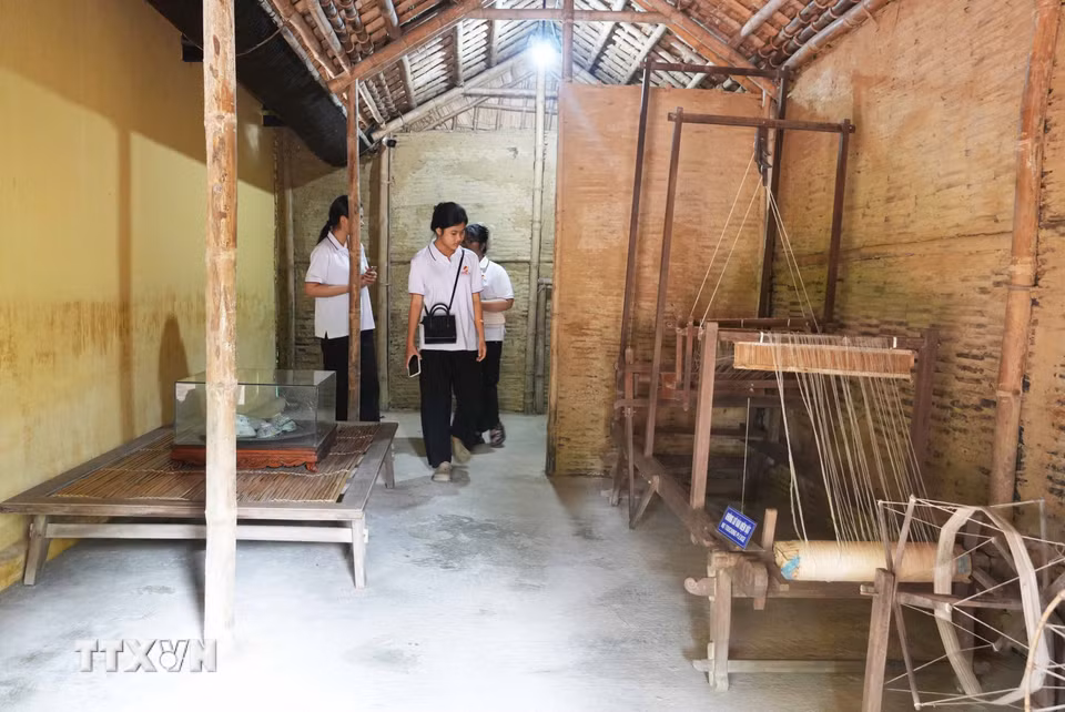 Người dân đến tham quan, tìm hiểu hiện vật tại Nhà lưu niệm thời niên thiếu của Chủ tịch Hồ Chí Minh, số 158 Mai Thúc Loan, phường Phú Xuân, thành phố Huế. (Ảnh: Nguyên Lý/TTXVN)