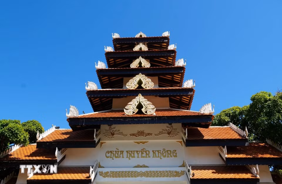 Hoa văn tinh xảo trang trí trên cổng của chùa Huyền Không, thành phố Huế. (Ảnh: Nguyên Lý/TTXVN) ​