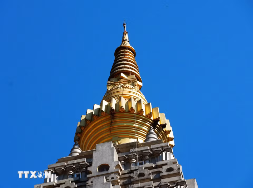 Đỉnh của tháp chính thuộc Bảo tháp Đại Giác của chùa Huyền Không, thành phố Huế. (Ảnh: Nguyên Lý/TTXVN)