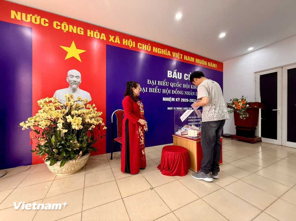 Người dân đi bỏ phiếu tại nơi cư trú ngày 15/3/2026. (Ảnh: Thái Hà/Vietnam+)
