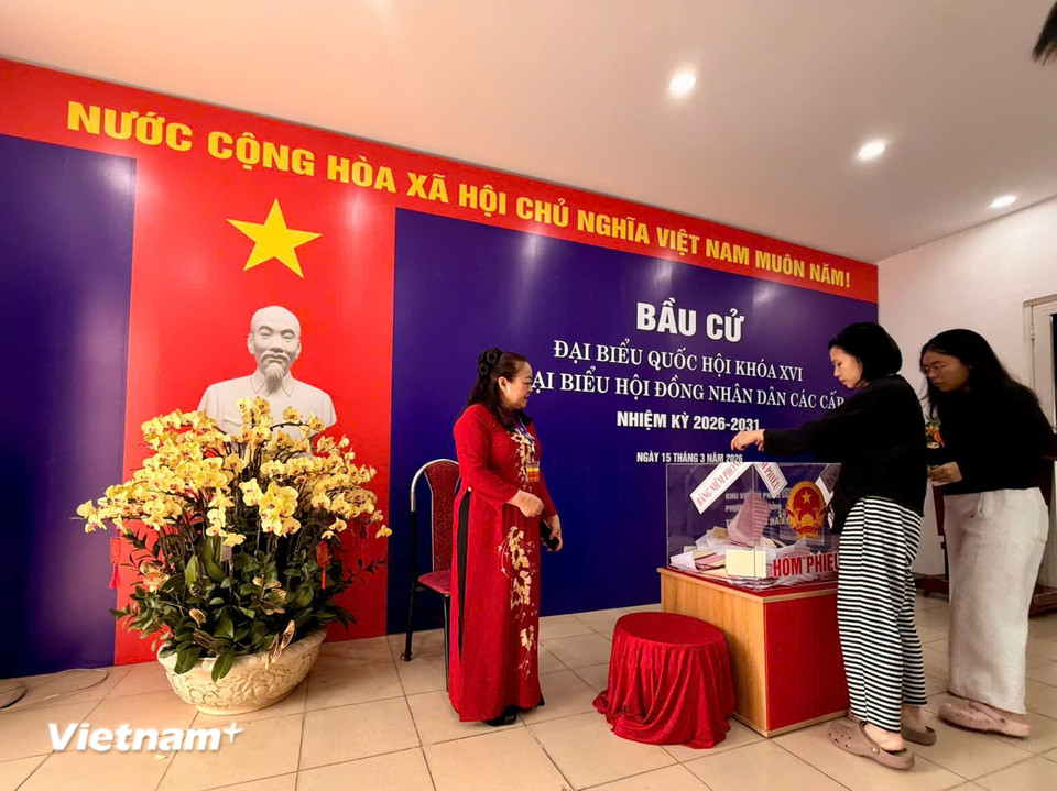 Người dân Thủ đô Hà Nội đi bỏ phiếu tại nơi cư trú. (Ảnh; Thái Hà/Vietnam+)