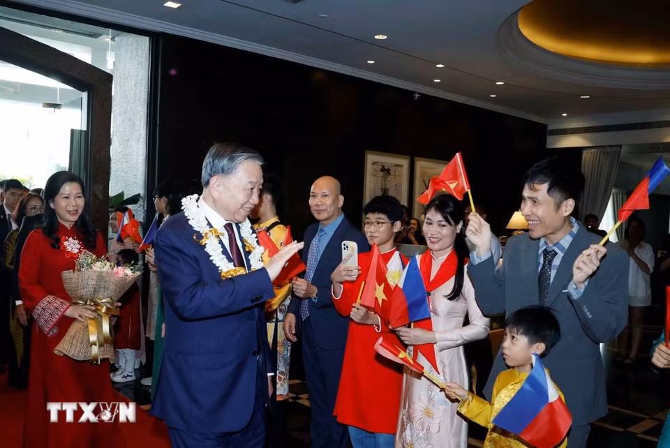 Cán bộ Đại sứ quán và cộng đồng người Việt Nam tại Philippines đón Tổng Bí thư, Chủ tịch nước Tô Lâm và Phu nhân. (Ảnh: Thống Nhất/TTXVN)