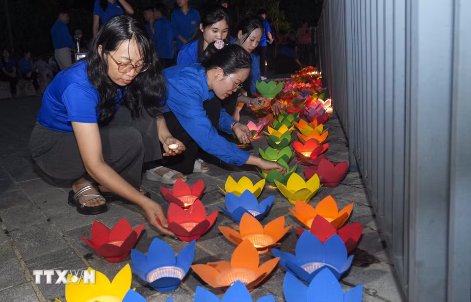 Đoàn viên thanh niên chuẩn bị hoa đăng để thả xuống dòng sông Nậm Rốm. (Ảnh: Xuân Tư/TTXVN)