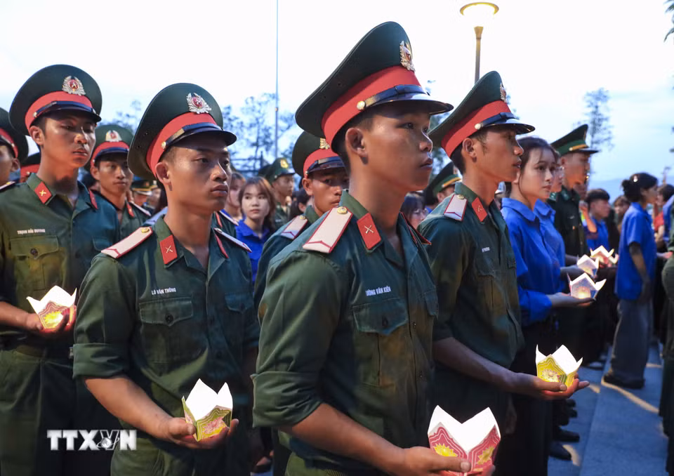 Thanh niên lực lượng vũ trang tham gia thắp nến tri ân các Anh hùng liệt sỹ. (Ảnh: Xuân Tư/TTXVN)