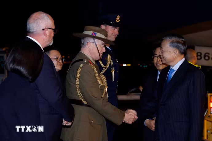 Quan chức Australia đón Tổng Bí thư, Chủ tịch nước Tô Lâm tại sân bay quốc tế Sydney Kingsford Smith. (Ảnh: Thống Nhất/TTXVN)