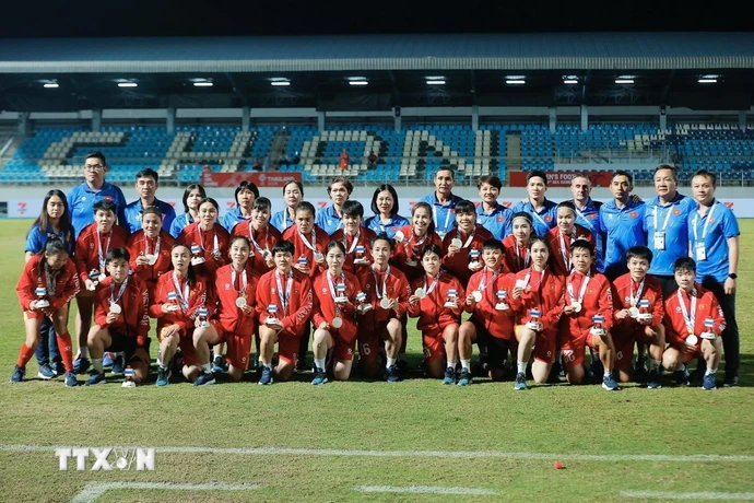 Ban huấn luyện và các cầu thủ nữ Việt Nam. (Ảnh: Minh Quyết/TTXVN)
