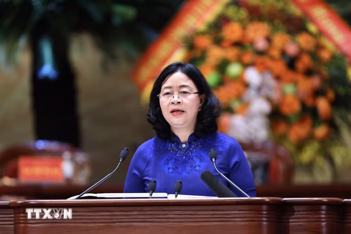 Đồng chí Bùi Thị Minh Hoài, Ủy viên Bộ Chính trị, Bí thư Trung ương Đảng, Bí thư Đảng ủy Mặt trận Tổ quốc, các đoàn thể Trung ương, Chủ tịch Ủy ban Trung ương Mặt trận Tổ quốc Việt Nam phát biểu nhận nhiệm vụ. (Ảnh: Minh Đức/TTXVN)