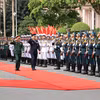 Đại tướng Nguyễn Tân Cương, Tổng Tham mưu trưởng Quân đội nhân dân Việt Nam, Thứ trưởng Bộ Quốc phòng và Đại tướng Uchikura Hiroaki, Tham mưu trưởng Liên quân Nhật Bản duyệt đội danh dự Quân đội nhân dân Việt Nam. (Ảnh: Hằng Trần/Vietnam+)