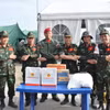 Đoàn Việt Nam tặng quà, cảm ơn sự hỗ trợ của Trung tá Raúl Serrano Chacón trong thời gian thực hiện nhiệm vụ tại Venezuela. (Ảnh: Hoàng Vũ/Vietnam+)