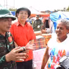 Đoàn Việt Nam thăm hỏi, động viên và tặng quà người dân địa phương. (Ảnh: Hoàng Vũ/Vietnam+)