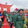 Các thanh niên lên đường nhập ngũ tại điểm giao nhận quân số 7. (Ảnh: Hằng Trần/Vietnam+)