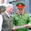 Lực lượng Công an cơ sở rà soát, cập nhật dữ liệu cử tri tại khu dân cư trên địa bàn Hà Nội. (Ảnh: PV/Vietnam+)