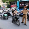 Công an thành phố Hà Nội kiểm tra, xử lý vi phạm trật tự an toàn giao thông (Ảnh: Phạm Kiên/TTXVN)