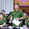 Thượng tá Đỗ Thế Thắng, Phó trưởng phòng cơ quan cảnh sát điều tra về kinh tế, tham nhũng, buôn lậu và môi trường trả lời câu hỏi của các cơ quan báo chí. (Ảnh: Trung Kiên/TTXVN)