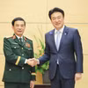 Đại tướng Phan Văn Giang và Chánh Văn phòng Nội các Kihara Minoru. (Ảnh: PV/Vietnam+)