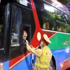 Cảnh sát giao thông kiểm tra nồng độ cồn tài xế xe khách. (Ảnh: Phạm Kiên/TTXVN)