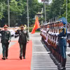 Đại tướng Nguyễn Tân Cương, Tổng Tham mưu trưởng Quân đội nhân dân Việt Nam, Thứ trưởng Bộ Quốc phòng và Đại tướng Romeo S. Brawner Jr., Tham mưu trưởng Lực lượng Vũ trang Philippines duyệt đội danh dự Quân đội nhân dân Việt Nam. (Ảnh: PV/Vietnam+)
