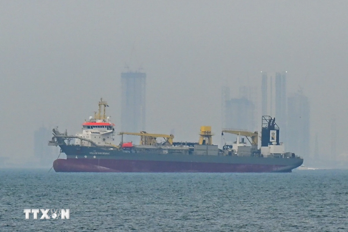 Tàu chở dầu Kuwait bốc cháy sau khi bị tấn công tại cảng Dubai