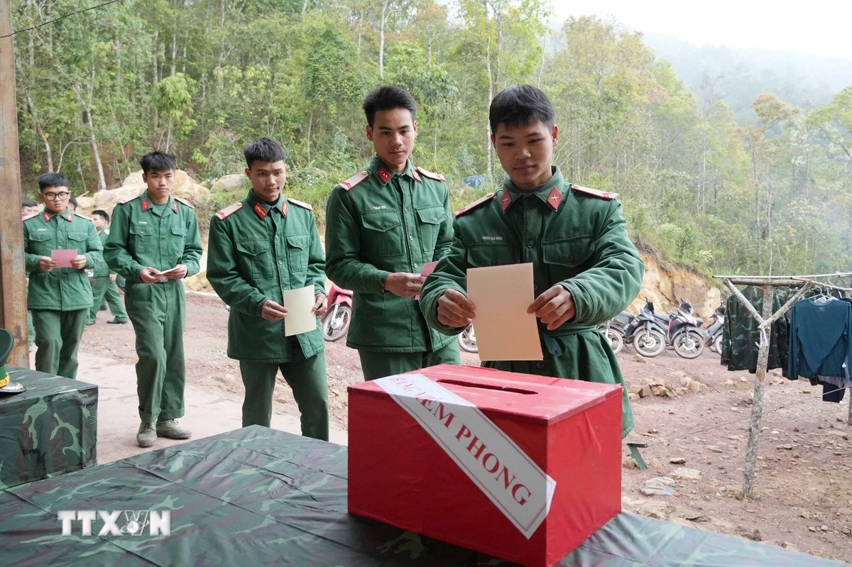 Xúc động lá phiếu đầu đời dưới lá cờ Tổ quốc nơi biên giới cực Tây