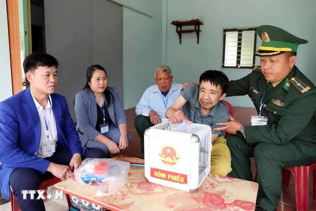 Hộp phiếu lưu động khắp rẻo cao biên giới, bảo đảm quyền cho người yếu thế
