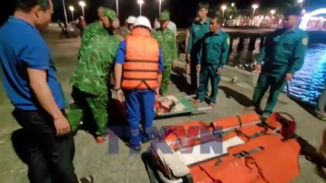 Tàu cứu nạn vượt sóng lớn đưa bệnh nhân nguy kịch từ Cù Lao Chàm về đất liền