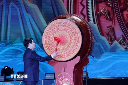 Chủ tịch nước Lương Cường đánh trống khai Xuân Bính Ngọ 2026. (Ảnh: Lâm Khánh/TTXVN)