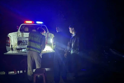 Cảnh sát giao thông lập biên bản xử lý xe khách vi phạm. (Nguồn: Facebook Công an thành phố Đà Nẵng)