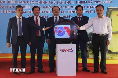 Lãnh đạo Đài Tiếng nói Việt Nam và lãnh đạo tỉnh Cao Bằng phát lệnh phát sóng FM Phia Oắc Cao Bằng. (Ảnh: TTXVN phát)