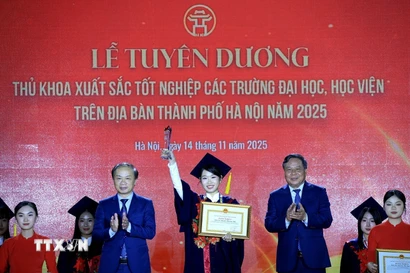 Các thủ khoa được tuyên dương. (Ảnh: Tuấn Anh/TTXVN)