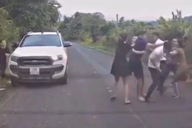 Hai nhóm lao vào ẩu đả trên Quốc lộ 28 sau khi va chạm giao thông. (Ảnh: Cắt từ clip)