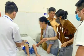 Các cán bộ Cảnh sát giao thông Trạm Cảnh sát giao thông Hưng Phú (thuộc phòng Cảnh sát giao thông Công an Thành phố Cần Thơ) đã kịp thời hỗ trợ gia đình đưa cháu bé đến bệnh viện cấp cứu. (Ảnh: Công an Cung cấp)