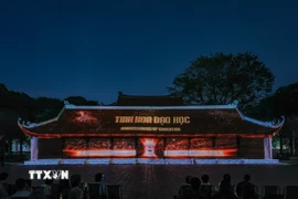 Hành trình ánh sáng sẽ tái hiện một cách đầy cảm xúc và sáng tạo câu chuyện lịch sử của Văn Miếu - Quốc Tử Giám, đưa khán giả khám phá vẻ đẹp của di sản văn hóa dân tộc theo cách hoàn toàn mới. (Ảnh: Phạm Tuấn Anh/TTXVN)
