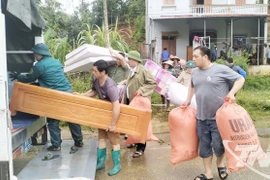Di dời khẩn cấp hộ gia đình bà Lý Thị Thùy. (Nguồn: Báo Thái Nguyên)