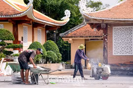 Công nhân tiến hành nâng nền sân sau của Khu lưu niệm. (Nguồn: Báo Cà Mau)