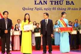 Trao chứng nhận danh hiệu “Học không bao giờ cùng” cho các cá nhân. (Nguồn: Báo Quảng Ngãi)
