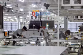 Sản xuất tấm quang năng tại Nhà máy Jinko Solar 2, Khu công nghiệp Sông Khoai. (Ảnh: Mạnh Trường)