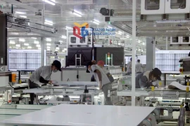 Sản xuất tấm quang năng tại Nhà máy Jinko Solar 2, Khu công nghiệp Sông Khoai. (Ảnh: Mạnh Trường)