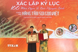 Tổ chức Kỷ lục Việt Nam (VietKings) trao Xác lập kỷ lục 100 món ngon làm từ sợi gạo và bún. (Ảnh: Mỹ Phương/TTXVN)