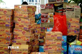 Thực phẩm thiết yếu như mì tôm, nước uống được nhiều người dân ủng hộ. (Ảnh: Đình Quân/TTXVN)