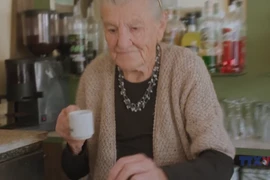 Cụ bà 100 tuổi vẫn đam mê với nghề pha chế 