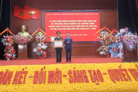 Lãnh đạo UBND tỉnh Lào Cai thừa ủy quyền Chủ tịch nước trao tặng Huân chương Chiến công hạng Nhì cho Đại tá Nguyễn Phi Khanh, Chỉ huy trưởng Bộ đội Biên phòng tỉnh Lào Cai. (Ảnh: Hương Thu/TTXVN)