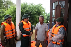 Đại tá Phan Đại Nghĩa, Phó Tư lệnh kiêm Tham mưu trưởng Quân khu V cùng lãnh đạo phường Ngũ Hành Sơn động viên, vận động nhân dân di chuyển đến nơi tránh trú an toàn. (Ảnh: Anh Dũng/TTXVN)