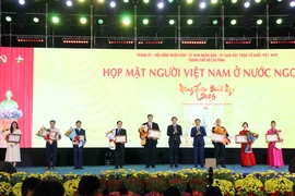 Trao tặng Bằng khen của Chủ tịch UBND Thành phố Hồ Chí Minh cho các tập thể, cá nhân có thành tích xuất sắc trong công tác người Việt Nam ở nước ngoài trên địa bàn Thành phố. (Ảnh: Xuân Khu/TTXVN)