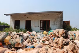 Lượng rác phát sinh ngày càng tăng trong khi năng lực xử lý, chôn lấp không đáp ứng kịp. (Ảnh: Tường Vi/TTXVN)